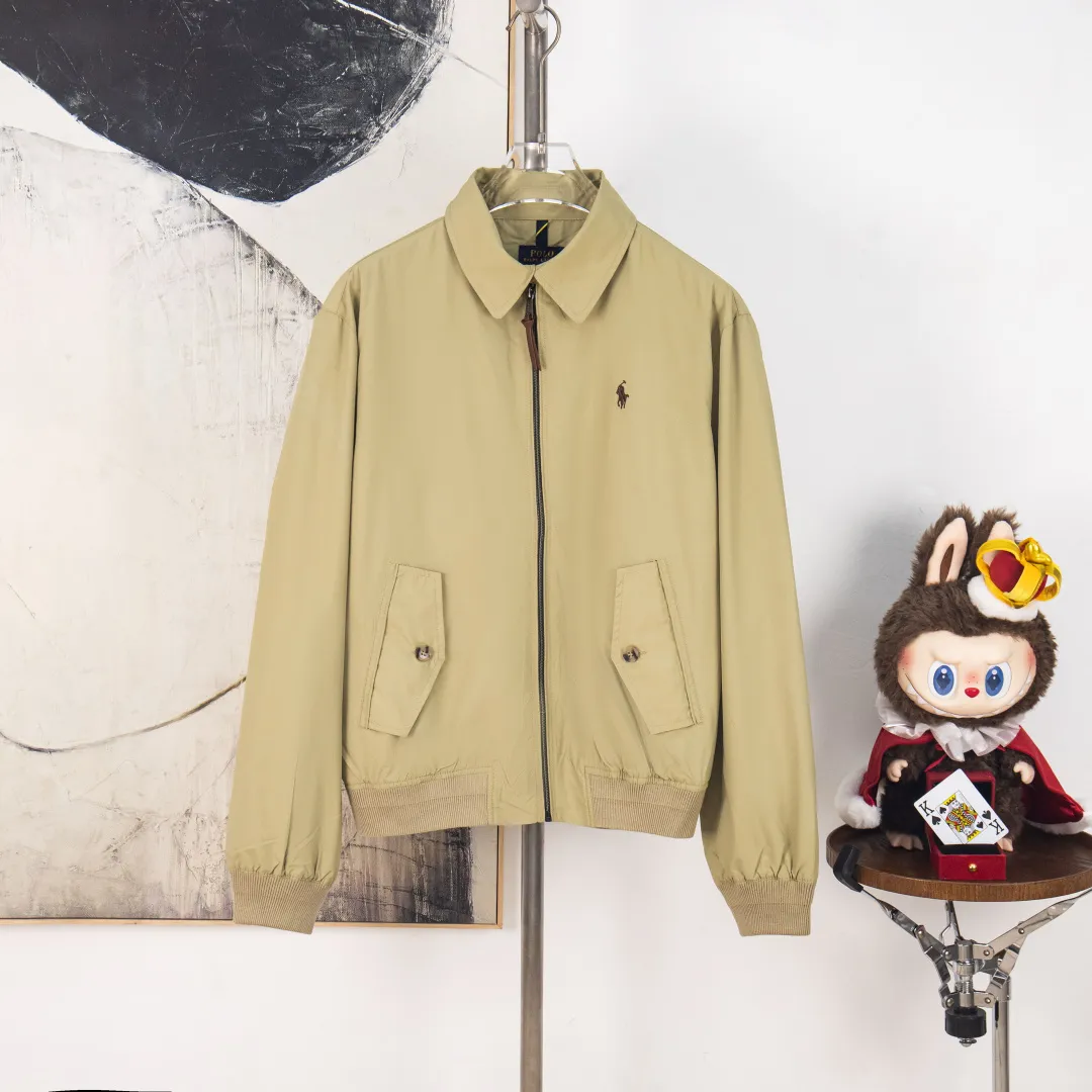 P360 zp version [exclusive supply] - Ralph Lauren/Ralph Lauren SS25 new double-layer windproof and water-repellent classic old cadre style light casual jacket - double-layer design, same color inside and outside S237 high-density micro-water-repellent craft fabric (100% T) ✅ | - Custom-woven double-layer rabbit velvet stitched thread, non-market misprinted mercerized cotton ✅ - Customized two-color webbing strip on the back collar, with zipper side pockets inside ✅ - POLO brand zipper, genuine leather zipper piece, dark and light two-color buttons ✅ - RL25SS new jacket fabric is made of lightweight polyester fiber, windproof and waterproof, more lightweight, suitable for traveling or daily outdoor sports, simple line design and wide and neat tailoring, unisex style for both men and women, good for commuting, classic and durable, Color: Black, Gray White, Light Card Size: S M L XL Number: WW10739